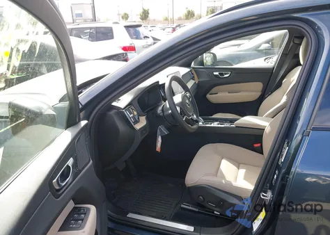 2026 Volvo Xc60 B5 Plus z USA, uszkodzony, nr VIN YV4M12RCXT1375185